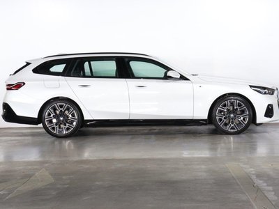 2025 BMW 5 SERIES TOURING photo 3