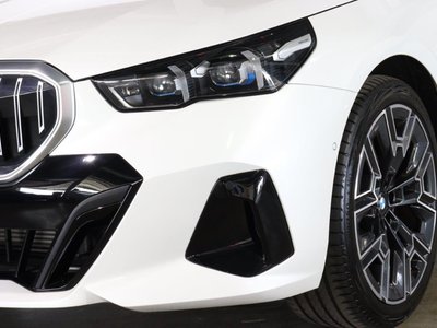 2025 BMW 5 SERIES TOURING photo 4