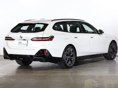 2025 BMW 5 SERIES TOURING photo 2