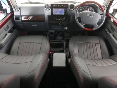 TOYOTA LAND CRUISER 70 - 9