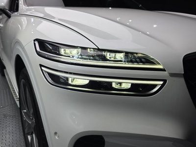 صورة 9 لـ 2023 Genesis GV70