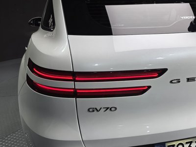 صورة 10 لـ 2023 Genesis GV70