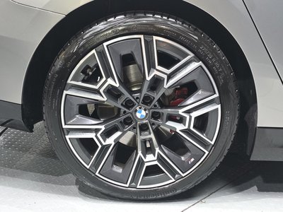 2025 BMW 5 SERIES 照片 6