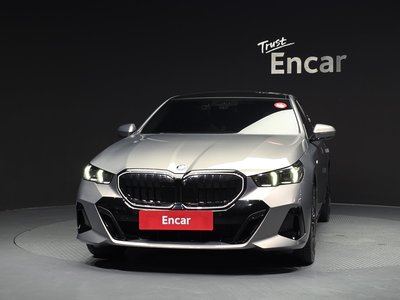 2025 BMW 5 SERIES 照片 2