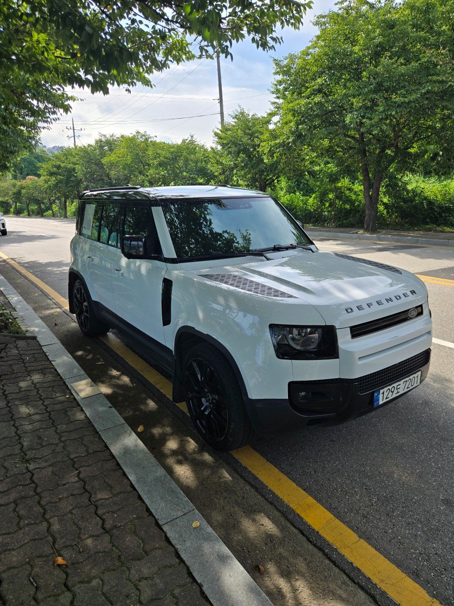 LAND ROVER DEFENDER - View 1