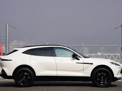 ASTON MARTIN DBX - 6