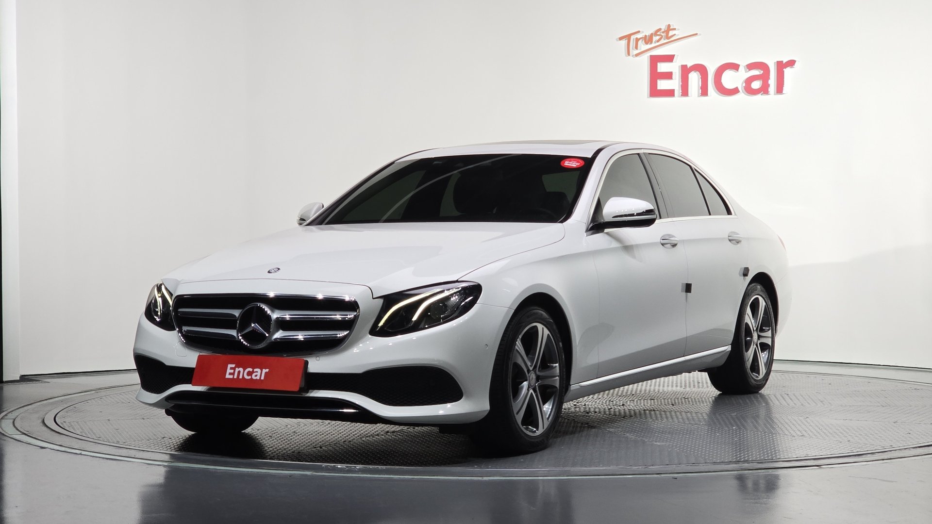 MERCEDES-BENZ E-CLASS - View 1