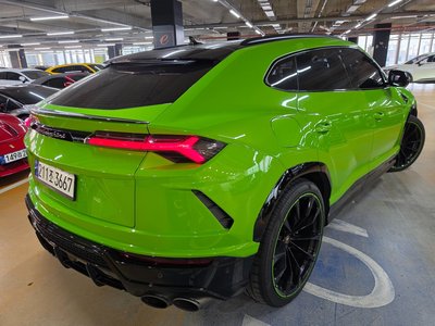 LAMBORGHINI URUS - 4