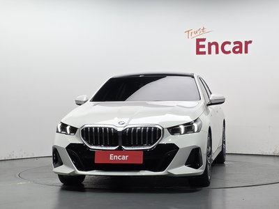 2025 BMW 5 SERIES — фото 2