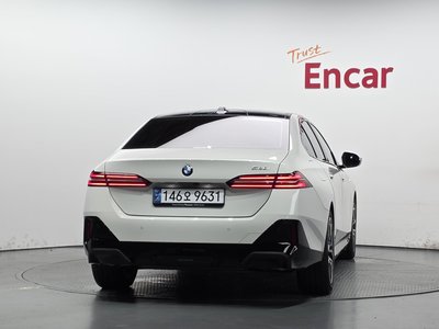 2025 BMW 5 SERIES — фото 4