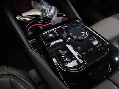 2025 BMW 5 SERIES — фото 9