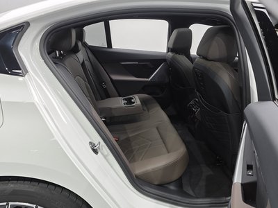 2025 BMW 5 SERIES — миниатюра 12