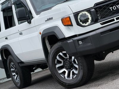 TOYOTA LAND CRUISER 70 - 9