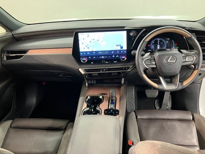 صورة 8 لـ 2023 Lexus RX