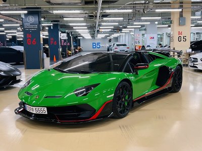 LAMBORGHINI AVENTADOR - 1