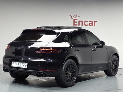 PORSCHE MACAN - 2