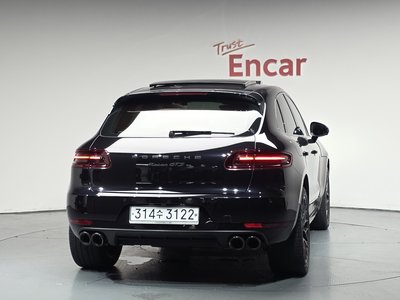 PORSCHE MACAN - 4