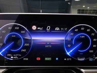 MERCEDES-BENZ EQE - 8