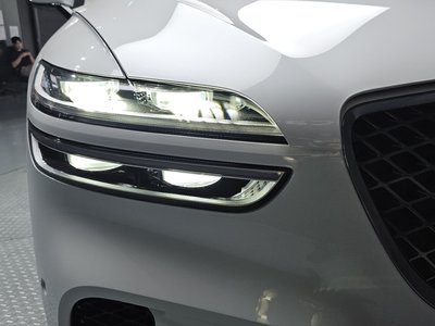 صورة 9 لـ 2023 Genesis GV70