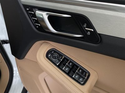 2019 Porsche MACAN thumbnail 25