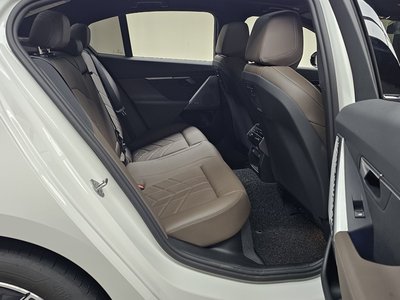 2024 BMW 5 SERIES — миниатюра 11