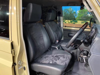 TOYOTA LAND CRUISER 70 - 9