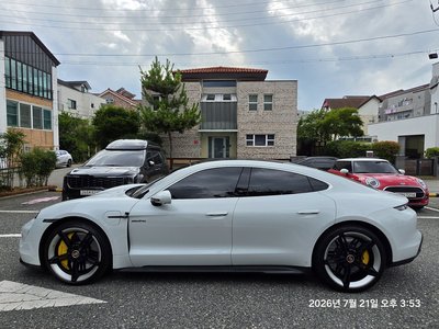 2021 Porsche TAYCAN photo 2