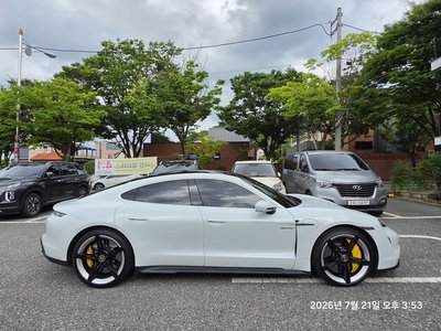 2021 Porsche TAYCAN photo 3