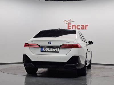 2024 BMW 5 SERIES — фото 4