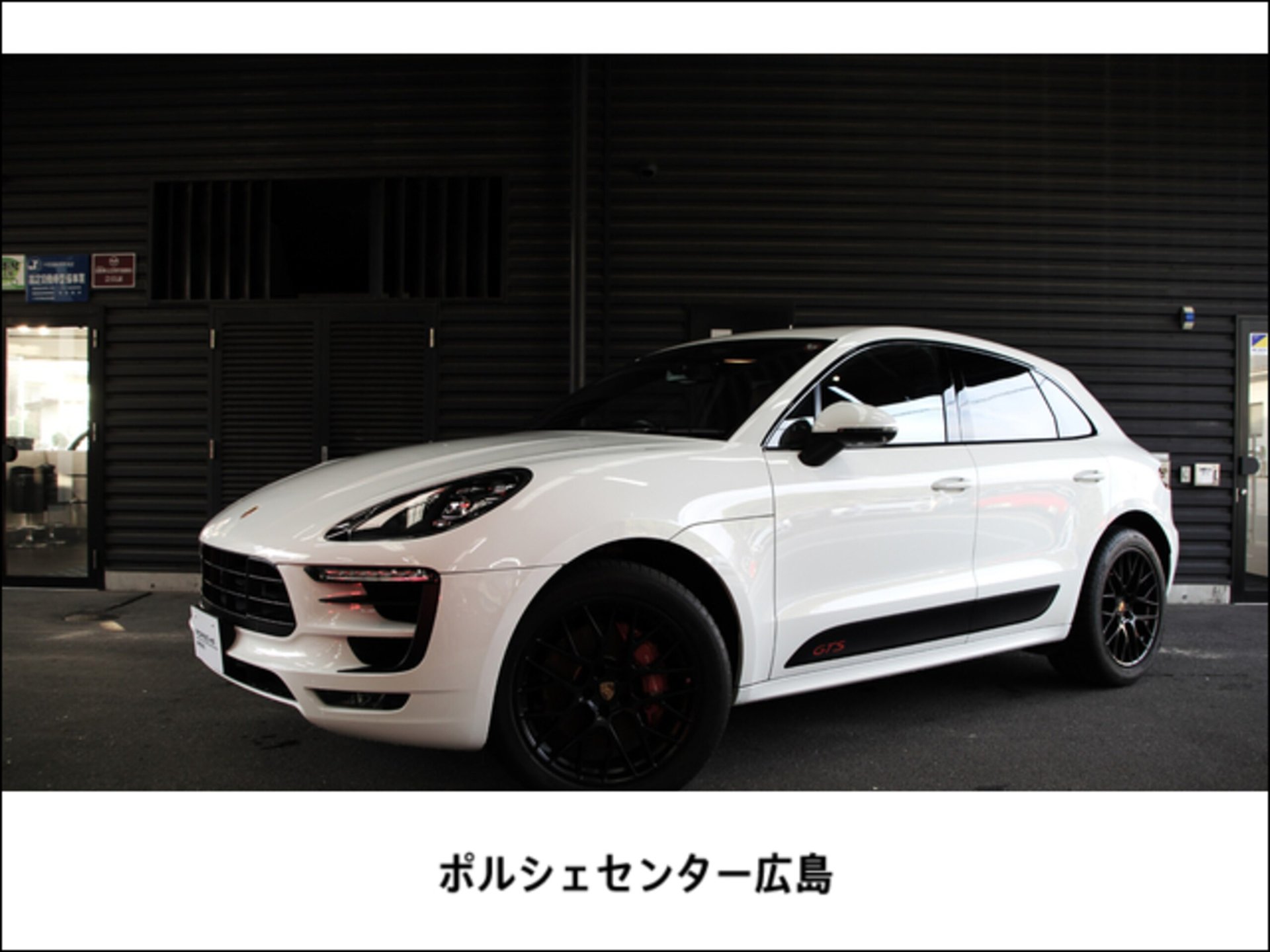 PORSCHE MACAN - View 1
