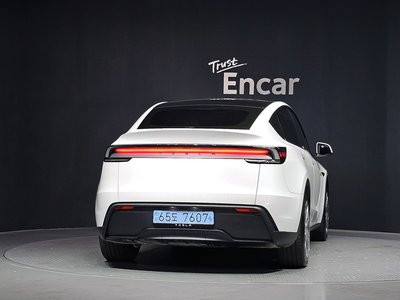 TESLA MODEL Y - 3