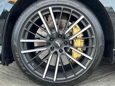 ASTON MARTIN DBX - 4