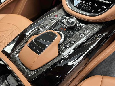 ASTON MARTIN DBX - 9