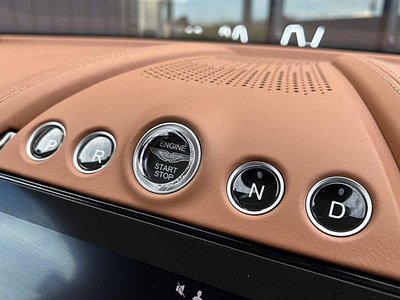 ASTON MARTIN DBX - 7