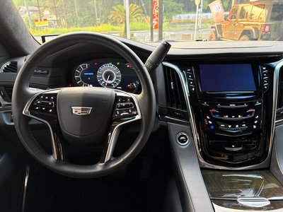 2017 Cadillac ESCALADE photo 38