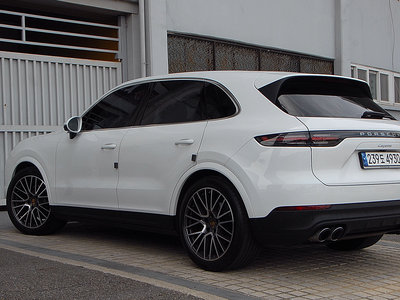 2023 Porsche CAYENNE photo 8
