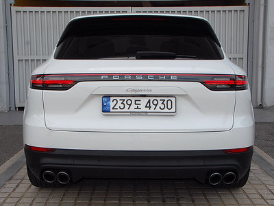 2023 Porsche CAYENNE photo 2