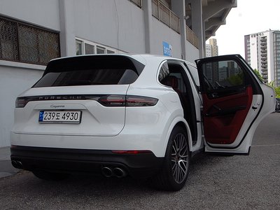 2023 Porsche CAYENNE photo 7