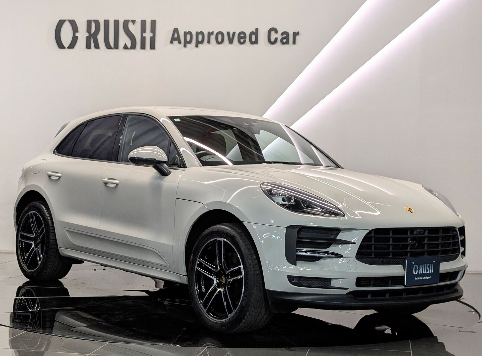 PORSCHE MACAN - View 1