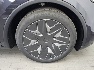 TESLA MODEL Y - 8