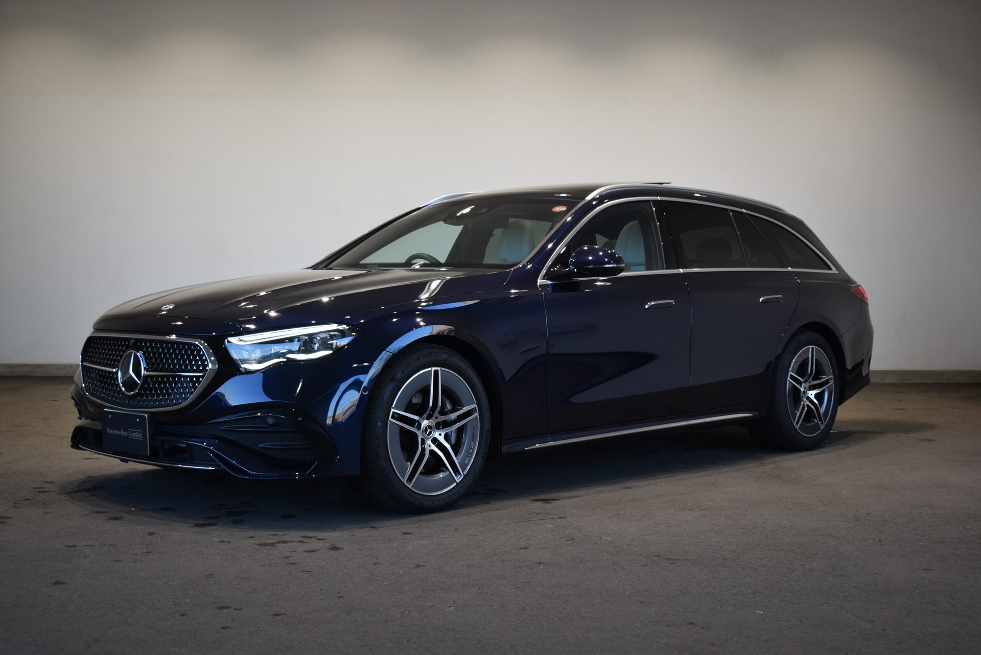 MERCEDES-BENZ E-CLASS WAGON - View 1