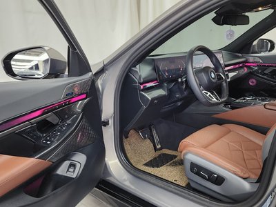 2025 BMW 5 SERIES 缩略图 13