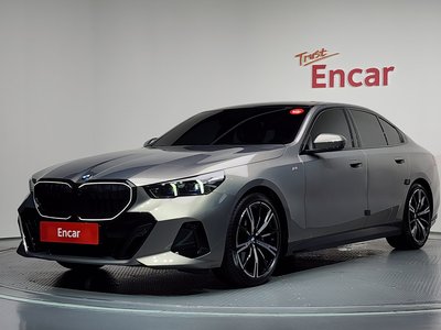 2025 BMW 5 SERIES photo 1
