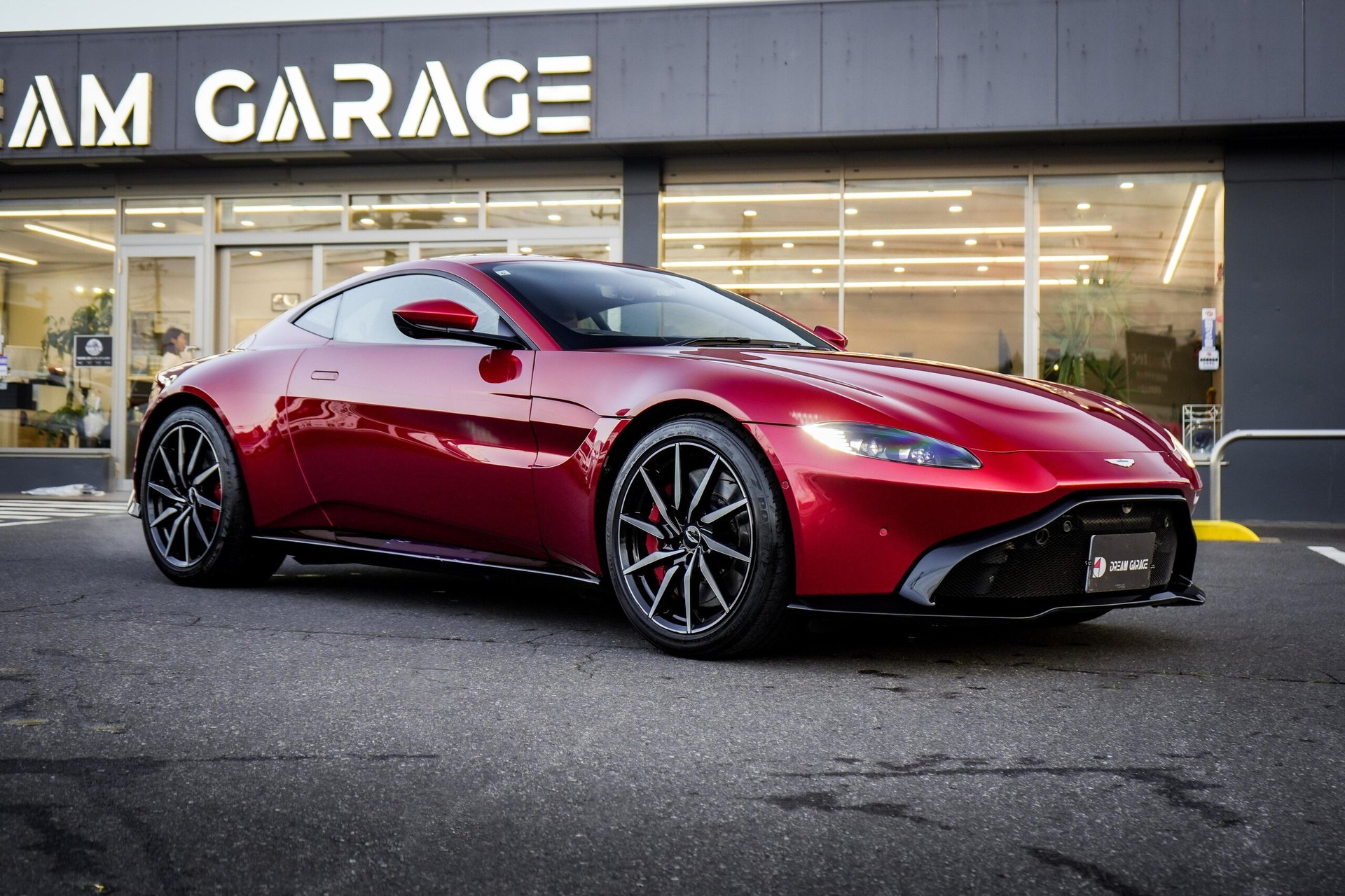 ASTON MARTIN VANTAGE - View 1