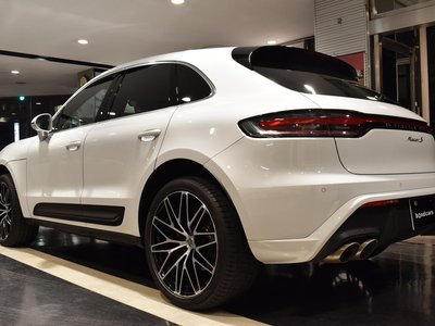 PORSCHE MACAN - 4
