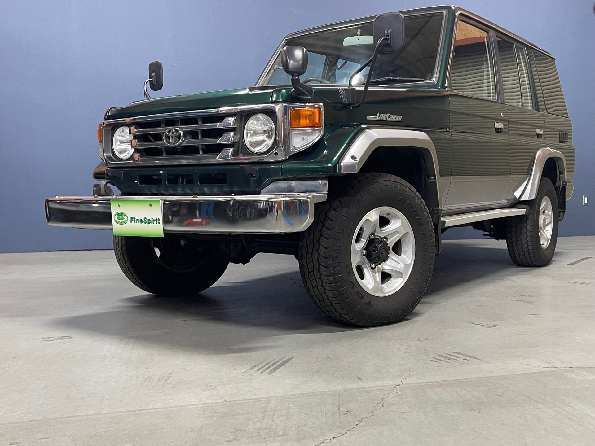 TOYOTA LAND CRUISER 70 - View 1