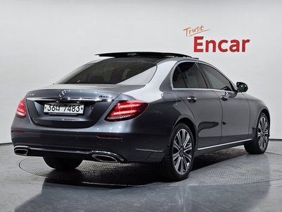 2019 Mercedes-BENZ E-CLASS photo 2