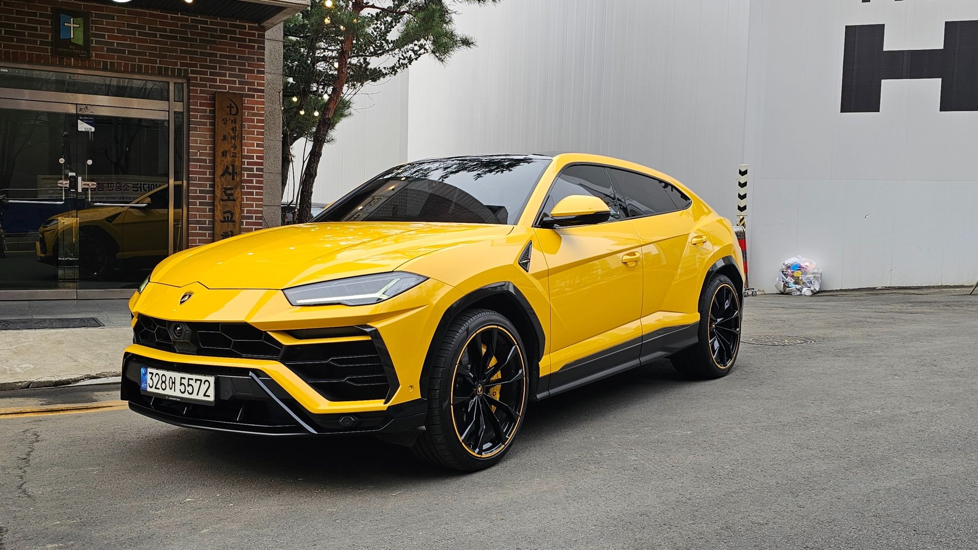 LAMBORGHINI URUS - View 1