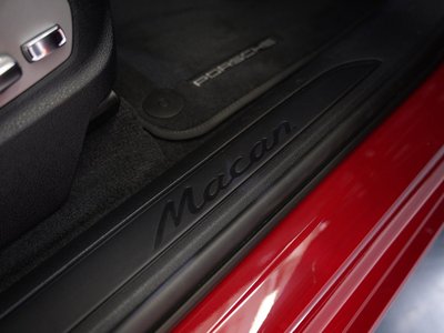 2023 Porsche MACAN thumbnail 32