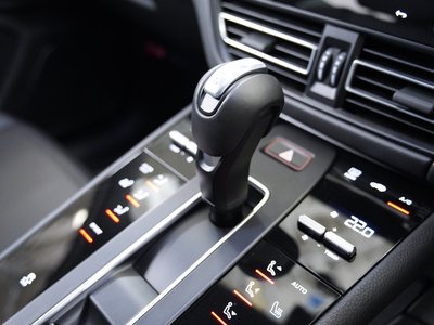 2023 Porsche MACAN thumbnail 36
